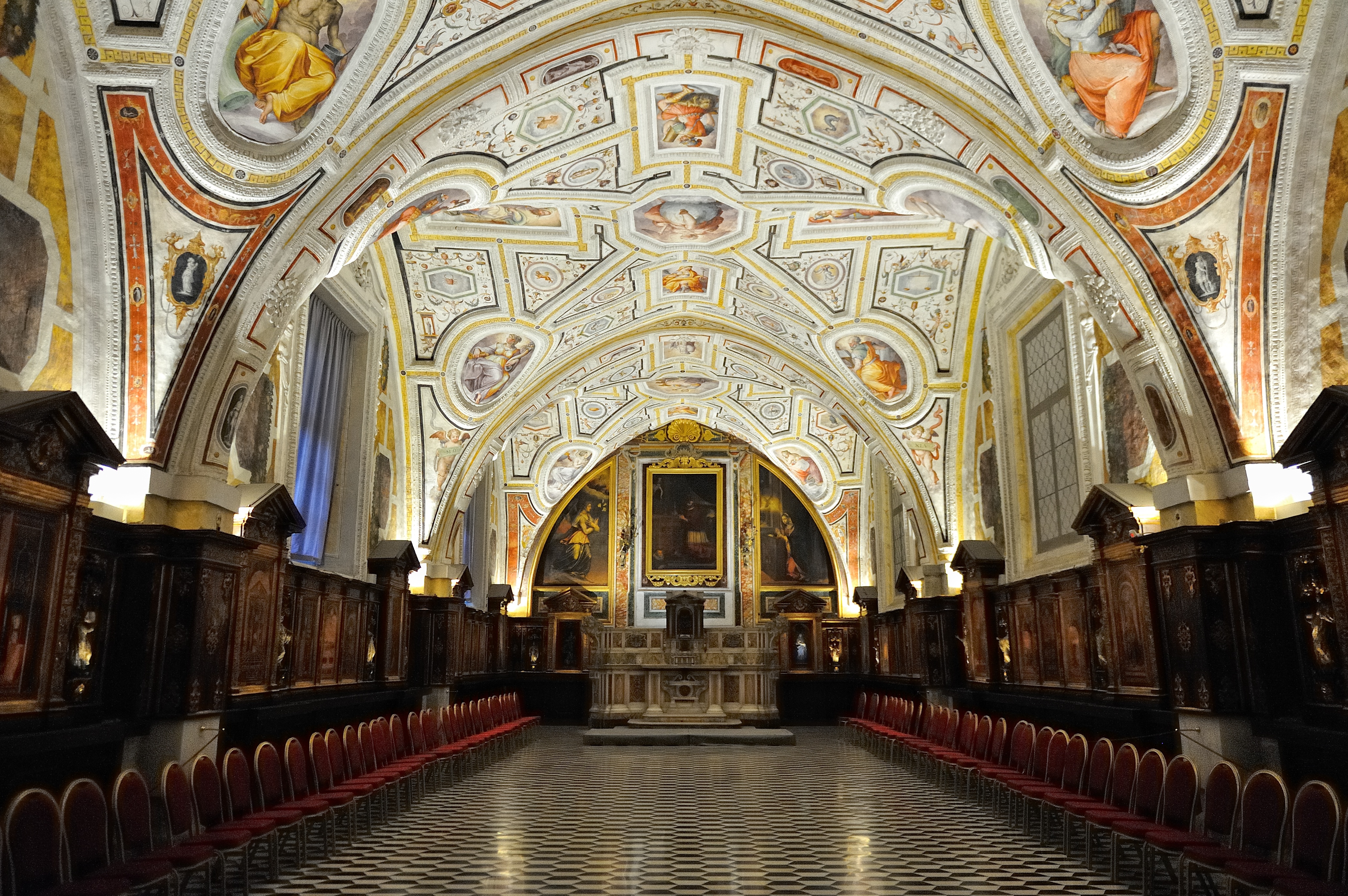Chiesa di Sant'Anna dei Lombardi con Sacrestia del Vasari