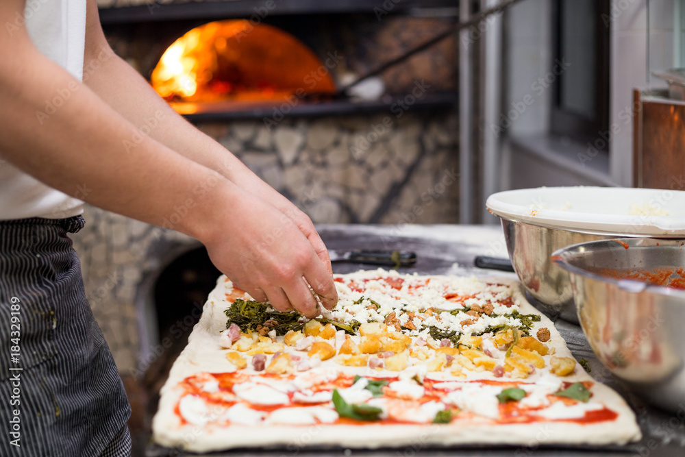 Lavorazione della pizza