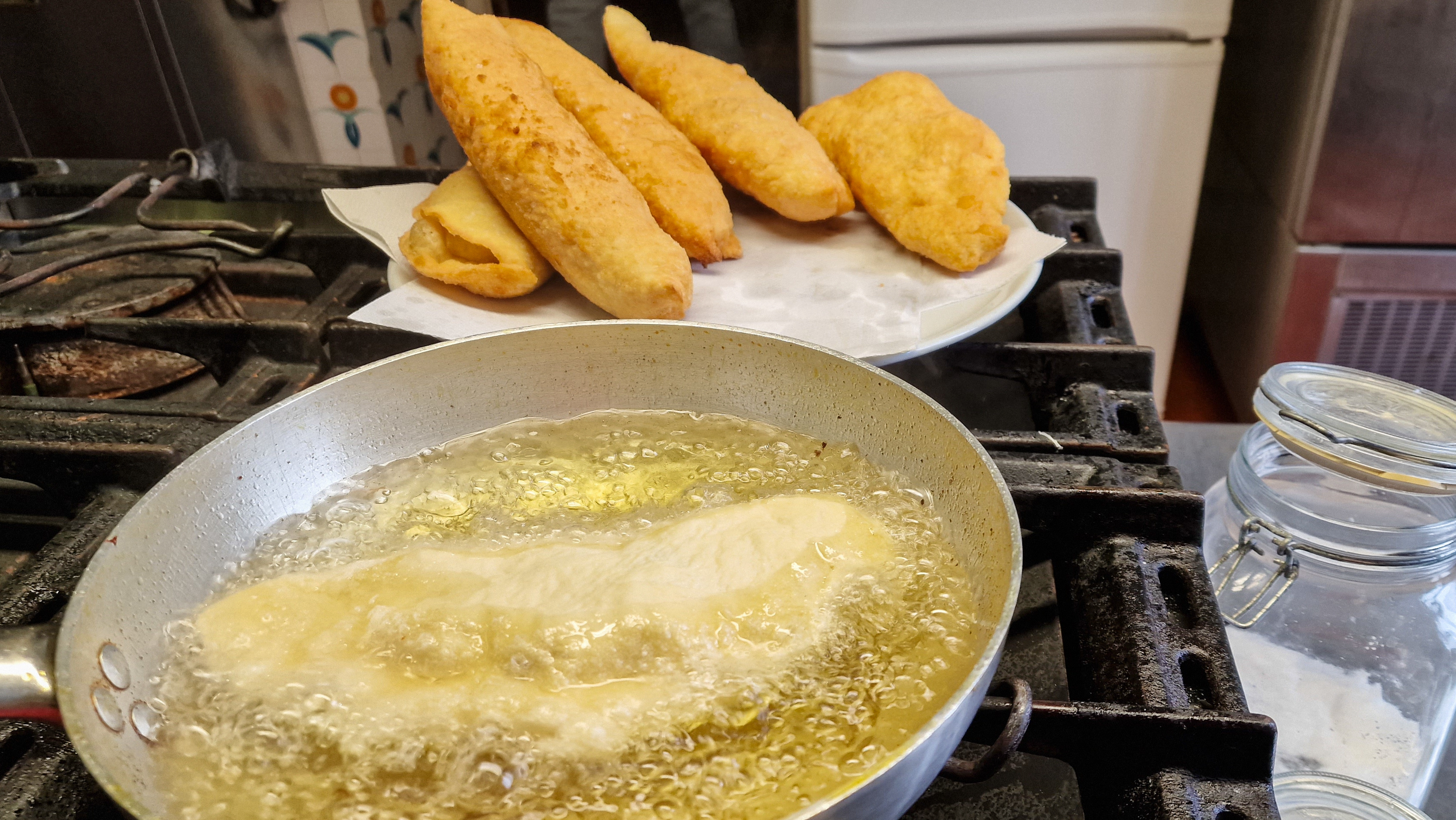 Pizza fritta napoletana